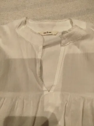 Jersey burdeos y blusa blanca