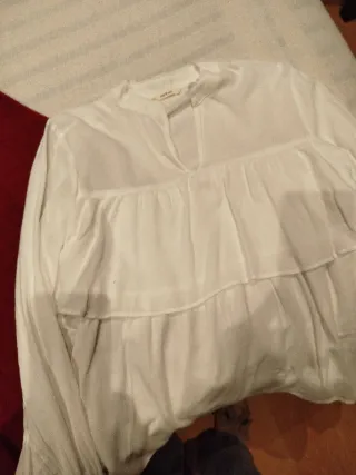 Jersey burdeos y blusa blanca