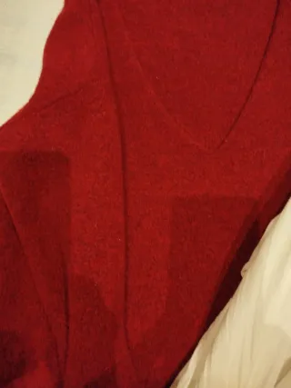 Jersey burdeos y blusa blanca