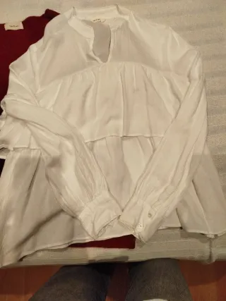 Jersey burdeos y blusa blanca