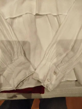 Jersey burdeos y blusa blanca