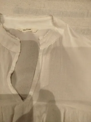 Jersey burdeos y blusa blanca