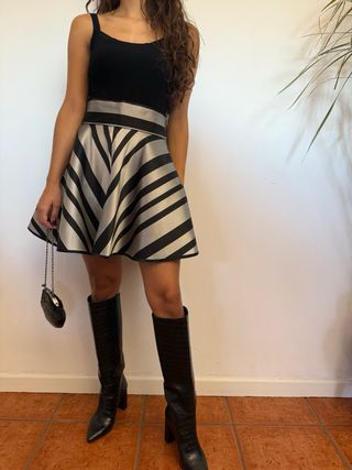 Saia Denny Rose acetinada preta e prata