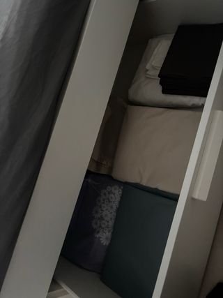 Cama con cajones y cabecero