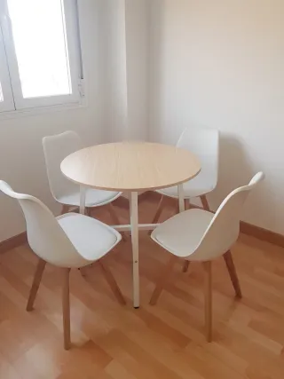 Mesa y 4 sillas