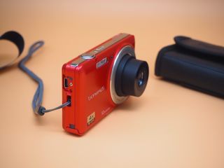 Cámara Olympus VG-110 Roja