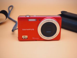 Cámara Olympus VG-110 Roja