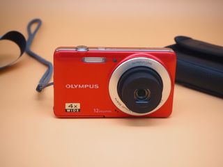 Cámara Olympus VG-110 Roja