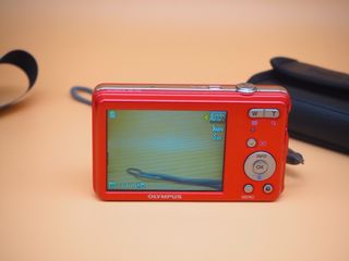 Cámara Olympus VG-110 Roja