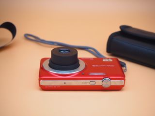 Cámara Olympus VG-110 Roja