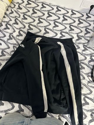 Chaqueta Nike negra con banda lateral