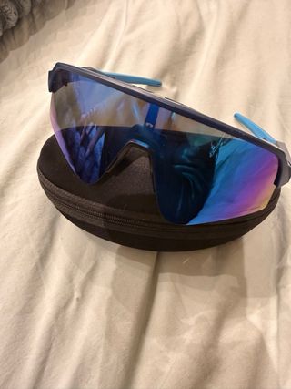 Gafas de sol Oakley azules y moradas