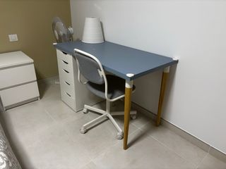 Escritorio gris con patas y sin cajonera