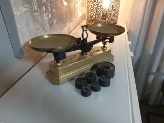 Báscula romana antigua dorada