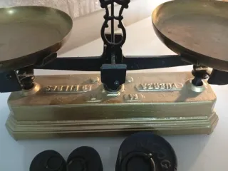 Báscula romana antigua dorada