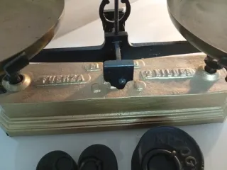 Báscula romana antigua dorada