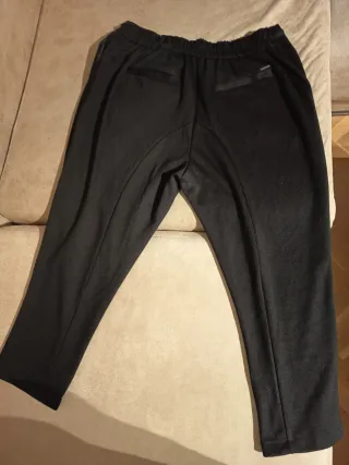 Pantalón estilo chándal asimétrico