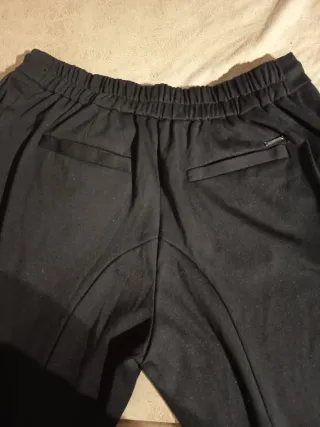 Pantalón estilo chándal asimétrico