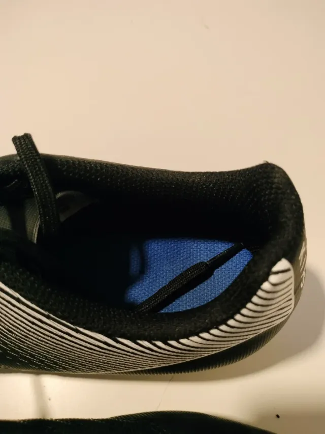 Zapatillas deportivas negras y blancas