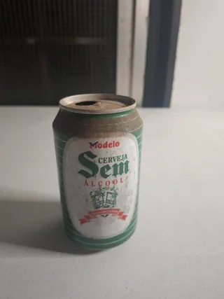 8 latas de cerveza antiguas vacías