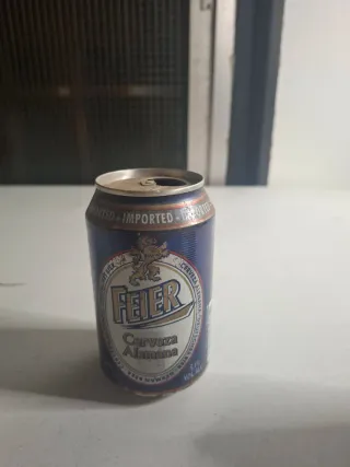 8 latas de cerveza antiguas vacías