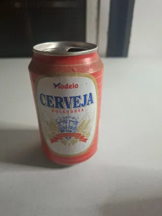 8 latas de cerveza antiguas vacías