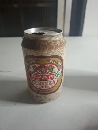 8 latas de cerveza antiguas vacías