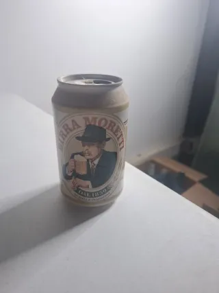 8 latas de cerveza antiguas vacías