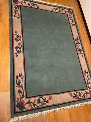 Alfombra verde con borde floral rosa