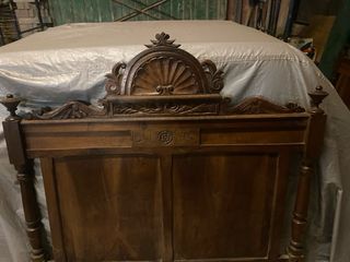 Cabecero y piecero de madera tallada