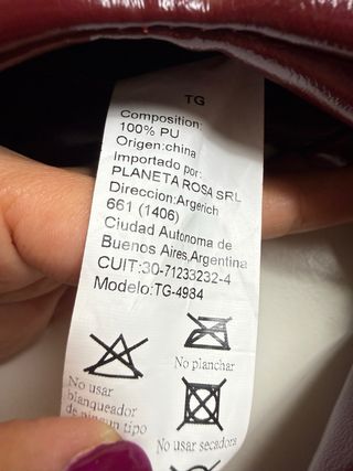 Bolsa de mão bordeaux com tachas douradas