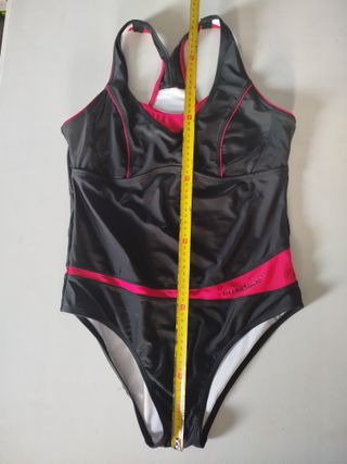 Bañador deportivo mujer negro y fucsia