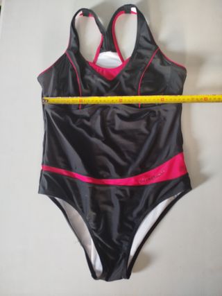 Bañador deportivo mujer negro y fucsia