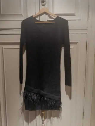 Abito in maglia blu con piume