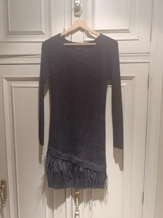 Abito in maglia blu con piume