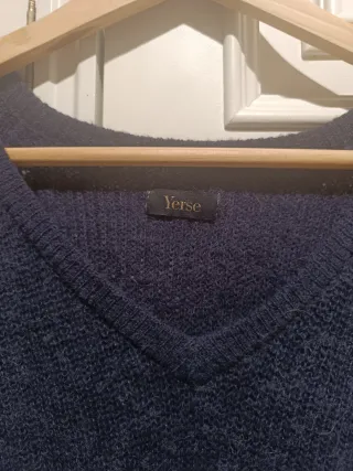 Abito in maglia blu con piume