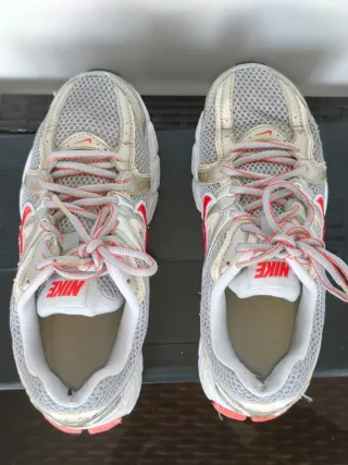 Zapatillas Nike Mujer Gris y Rojo