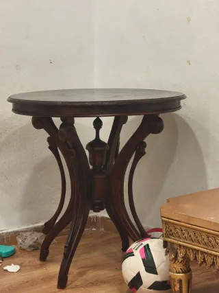 Mesa redonda de madera oscura