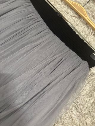 Falda larga de tul gris azulado