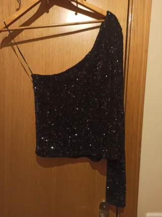 Top asimétrico lentejuelas negro