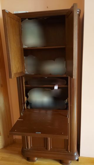 Mueble de madera con puertas y adornos