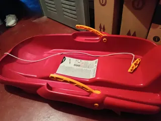 Trineo rojo con cuerda y asas