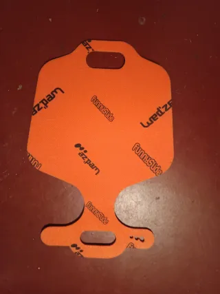 Trineo rojo con cuerda y asas