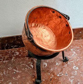 Caldera antigua de cobre martillado