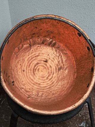 Caldera antigua de cobre martillado