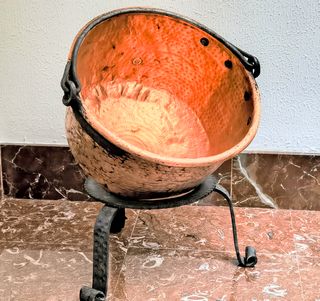 Caldera antigua de cobre martillado