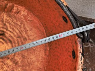 Caldera antigua de cobre martillado