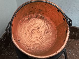 Caldera antigua de cobre martillado