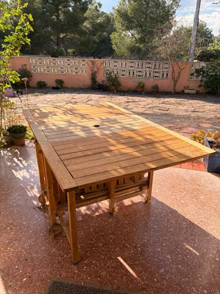 Mesa de madera plegable con 4 sillas