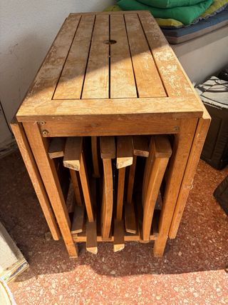 Mesa de madera plegable con 4 sillas